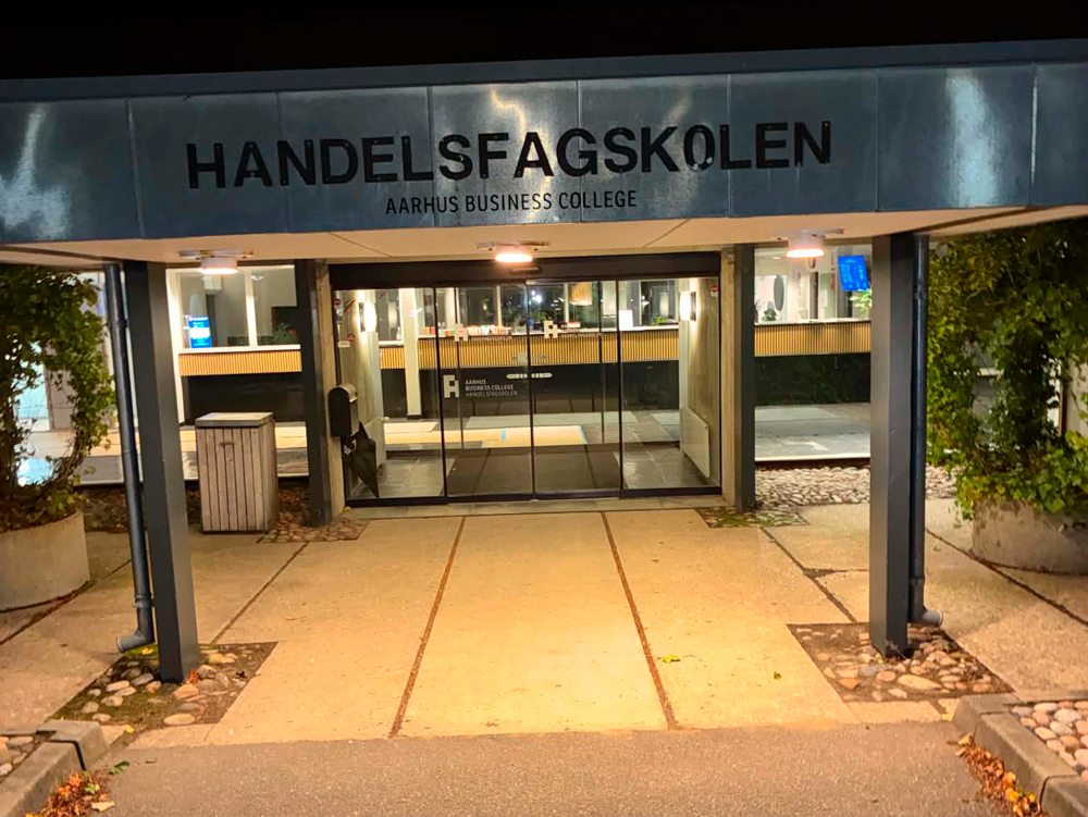 Facadebillede af Handelsfagskole