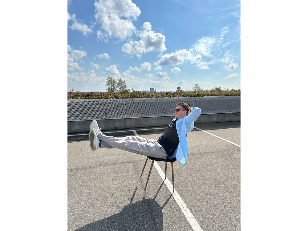mig som vipper på en stol