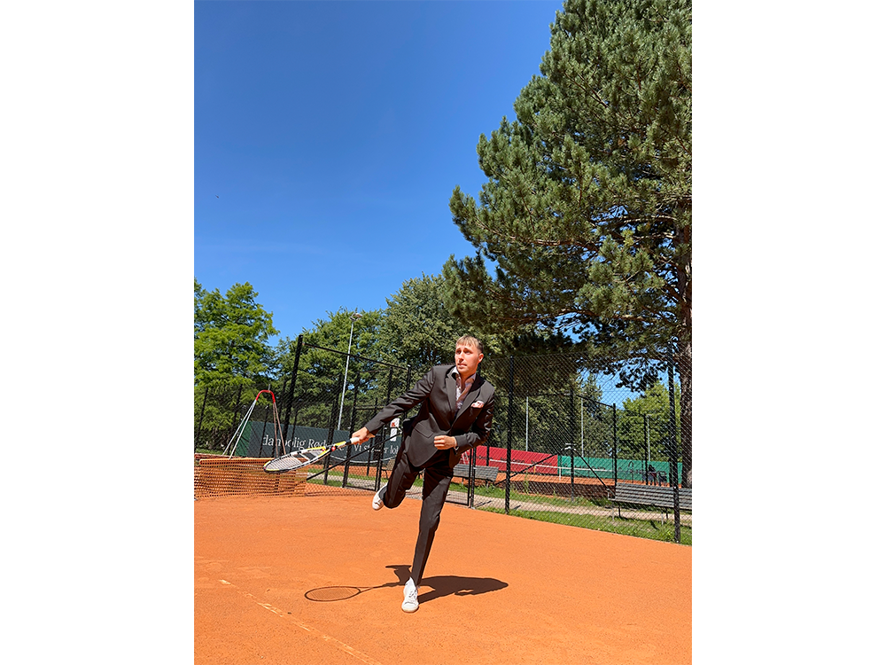 model spiller tennis i jakkesæt